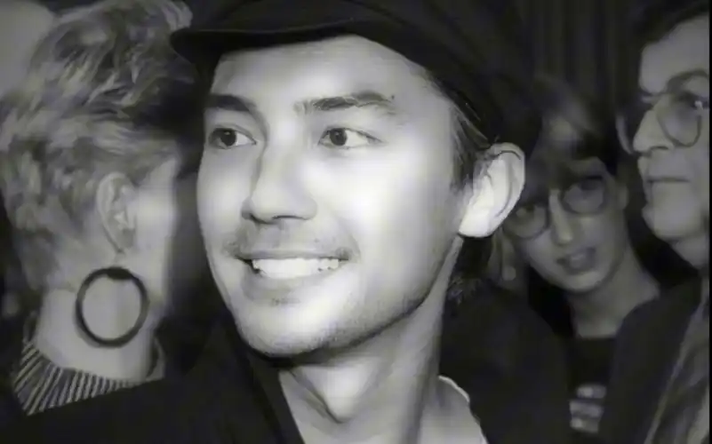 【尊龙】不管黑白和彩照都好帅气~黑白照清贵优雅,彩色照片更能反映出