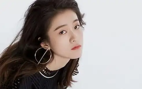 张雪迎疑曝新恋情!男方神似秦俊杰,遛狗买菜牵手拥抱同回小区!