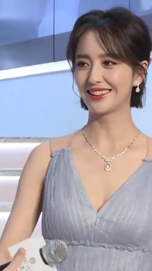 佟丽娅穿着一身淡蓝色的薄纱长裙,美丽动人