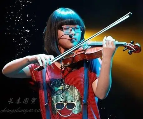 1999年,朱梅生下了女儿罗昊月.