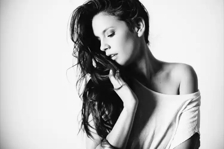 黑白照片性感美女模特5k壁纸