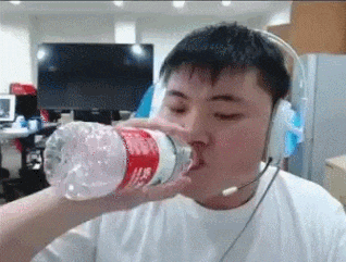 电竞四大主播因"喝水"成名,这表情看一次笑一次
