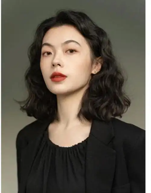 特别是以下这三种短发烫卷发型,不仅不会显老,反而能够展现出洋气减龄