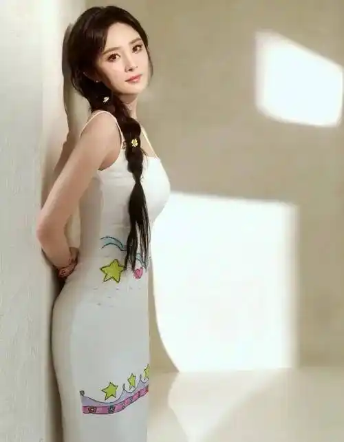 杨幂微博之夜疯狂震撼,全场惊艳,自称最美裙装!_裙子