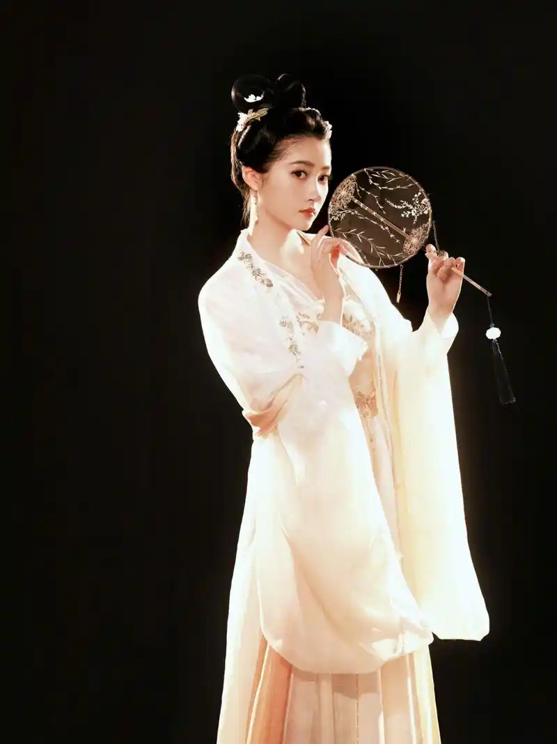关晓彤王牌古装造型#关晓彤#   关晓彤饰身着古装,梳着古典发型,身姿