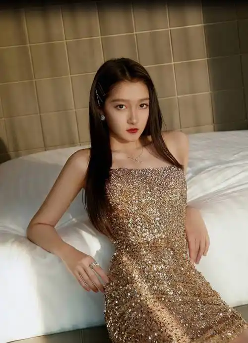 关晓彤鎏金人鱼裙秀大长腿越来越成熟明亮耀眼恰似光辉女神