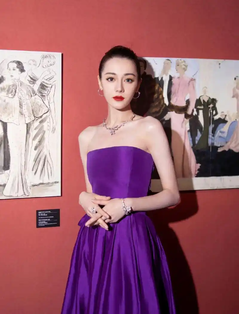 迪丽热巴紫色抹胸开叉裙大赏,优雅高贵迷人至极,让人心动不已!