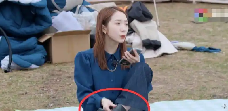 孟美岐以为镜头关了坐下就开始脱鞋子下一个动作立马暴露素养