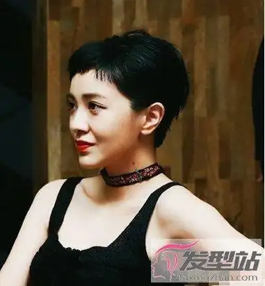 女生露耳超短发 融合时尚与中性美_发型站_最新流行发型设计发型图片