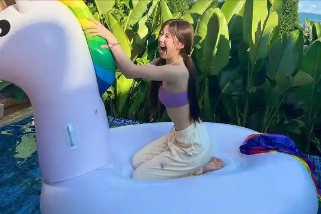 新剧热播粉丝大涨赵露思穿紫色泳装庆祝腰肢纤细马甲线优越