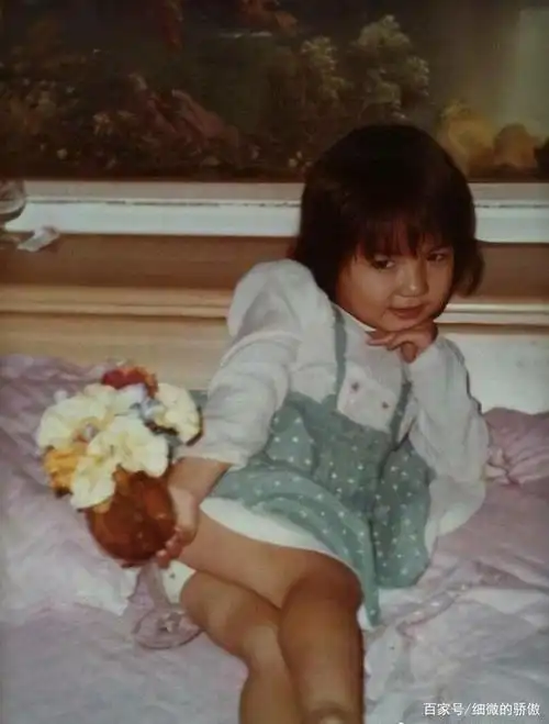 小时候的ella就流露出浓浓的表演欲.