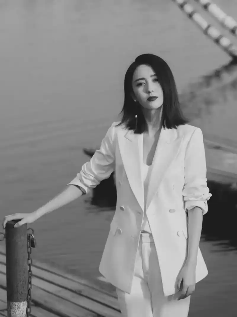 演员#佟丽娅 身着tie for her经典系列白色西装,飒 - 抖音