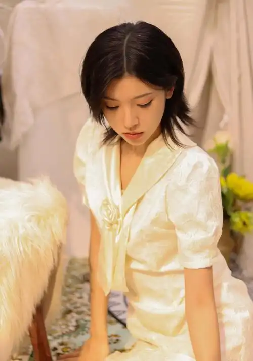 知性短发气质美女