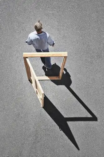 西方人,一个人,站,竖图,俯视,室外,白天,门,欧洲,欧洲人,仅一个男性