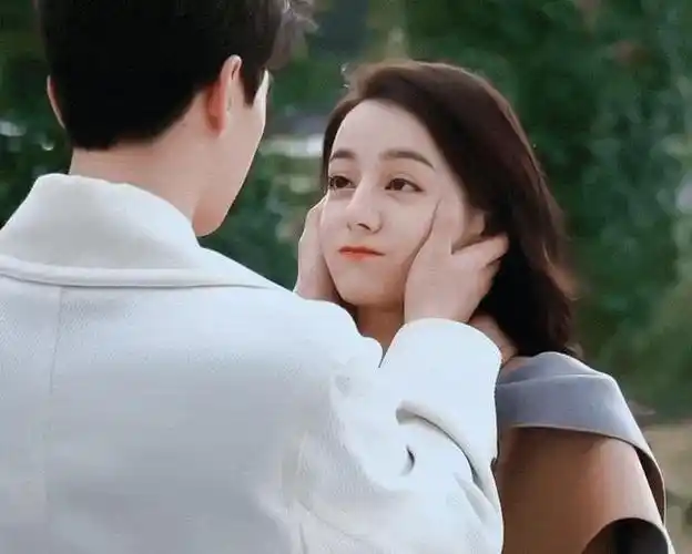 作为一个快奔四的老阿姨,第一次见迪丽热巴还是在《跑男》里,她顶替