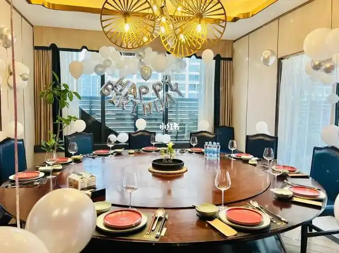 餐厅生日惊喜布置