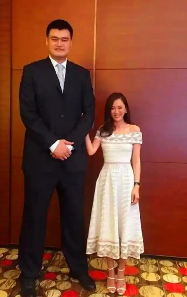 姚明一家近照,和妻子恩爱多年,女儿身高马上要超郭敬明!