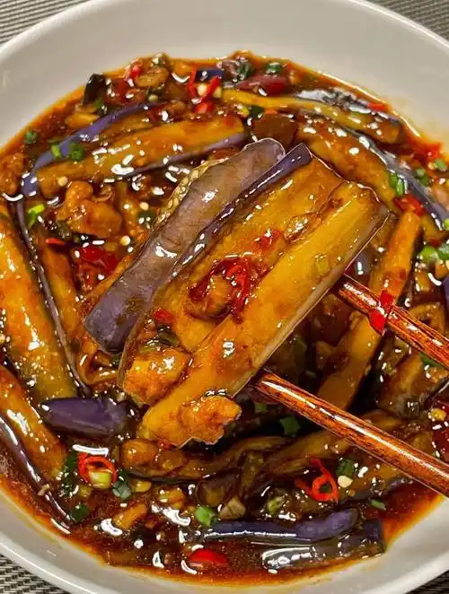 红烧茄子家常做法,色泽鲜亮,软嫩入味还不腻-洞见科技网