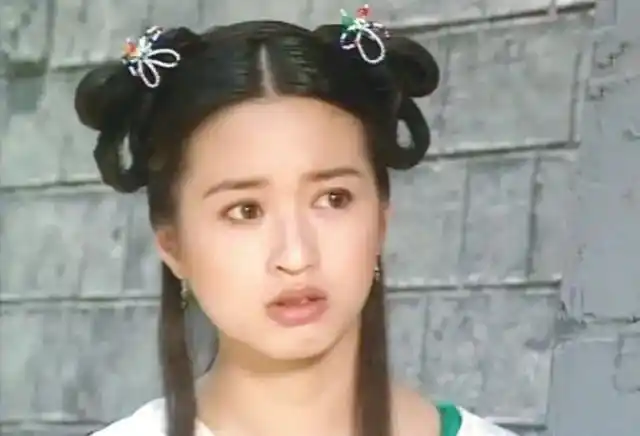 相较于前几位女星,她的知名度不算高,经典角色也不算多,但《日月神剑