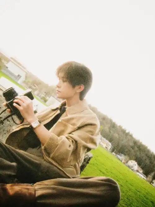 易烊千玺金发侧拍花絮##易烊千玺时尚感nextlevel