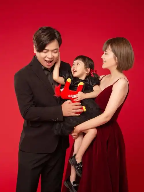 一家三口温馨亲子照记录时光里的爱与温暖