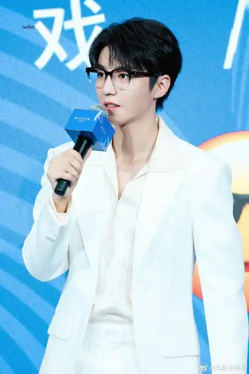 沃靠!王俊凯帅得我要尖叫了!  戴上眼镜真的太蛊了!