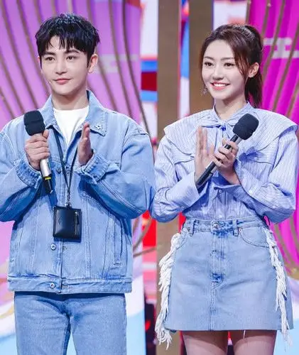 本以为黄梦莹长发够美了直到她剪了孙坚同款短发全网都懵了