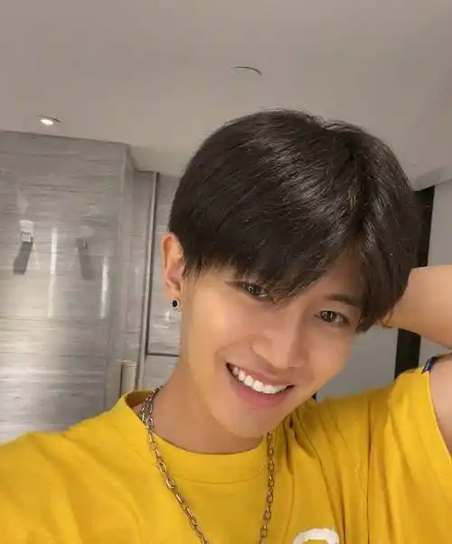 任嘉伦发九宫格自拍,还是熟悉的配方,不过照片有点不一样_不知道_文案