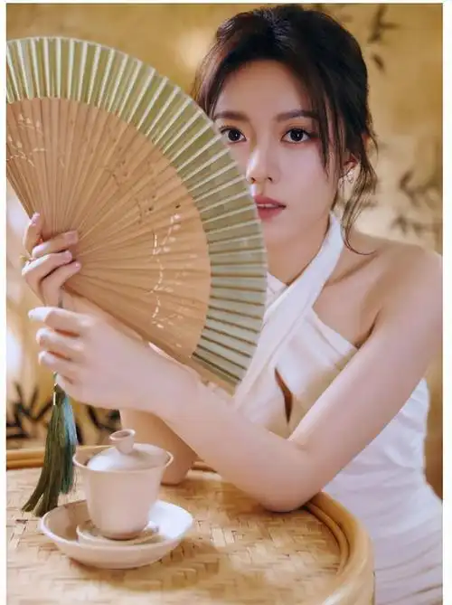 赵今麦挂脖白裙露美背,古色古香气质清新,淑女范十足!