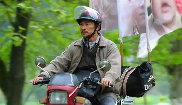 刘德华骑摩托车的电影有《天若有情》,《烈火战车》和《失孤》