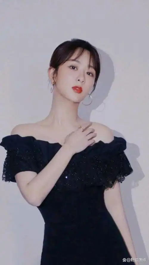 杨紫紫色双马尾挑染造型,看起来活泼可爱,真符合她年纪的姐姐.