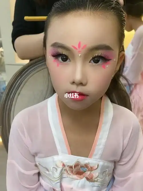 儿童舞台妆  汉服妆容77发型#汉服发型  #汉服发型教程  这个兹容