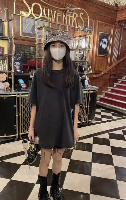 王诗龄近照曝光一身高奢富贵典雅超瘦的身材和高颜值引热评