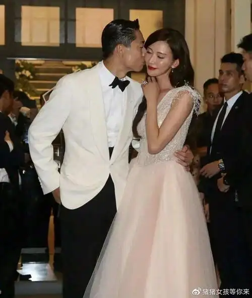 林志玲与老公拍广告穿白纱裙身姿曼妙高糊画质也挡不住高颜值