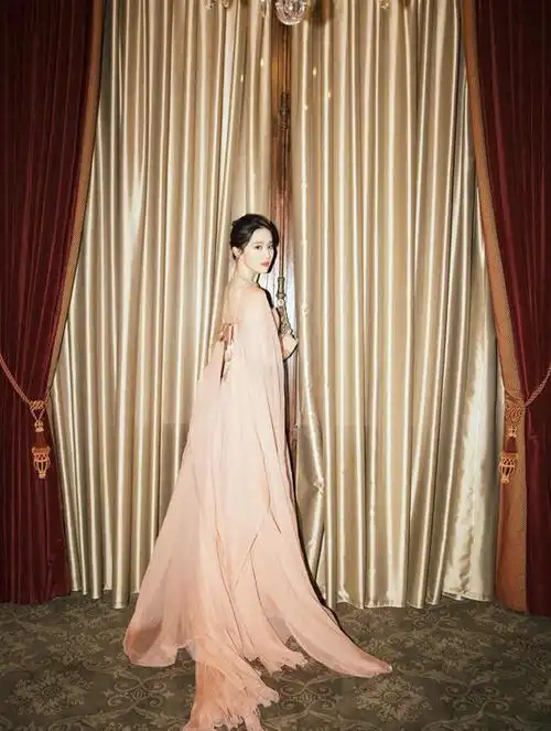 我被刘亦菲的尤物气质迷住了穿挂脖连衣裙又惊艳了红毯