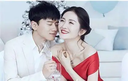 何炅结婚了吗 何炅老婆王菁照片-思宇生活