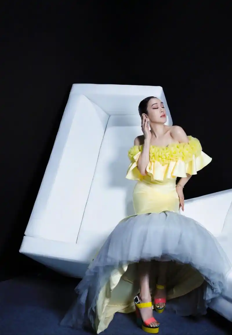 钟丽缇,穿这身鹅黄礼服,完全不像50岁的状态