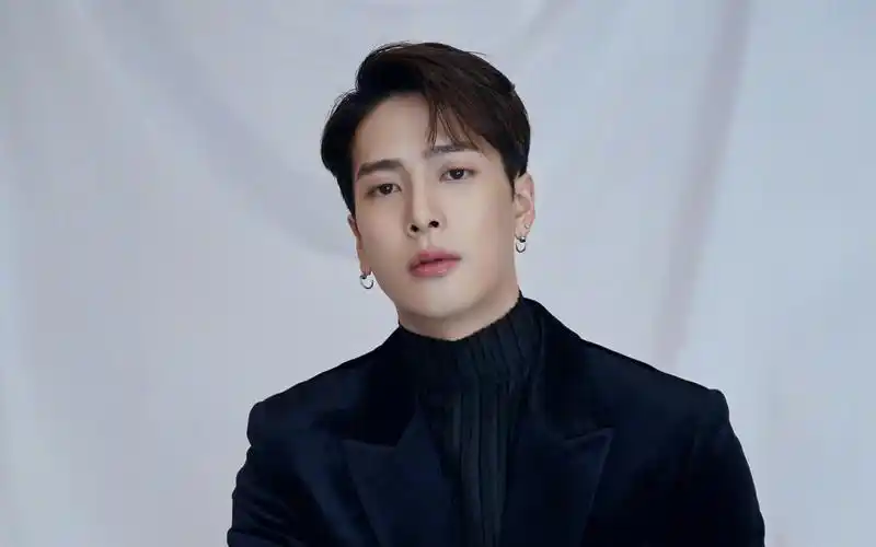 时尚潮流男孩王嘉尔帅气黑色西装迷人写真