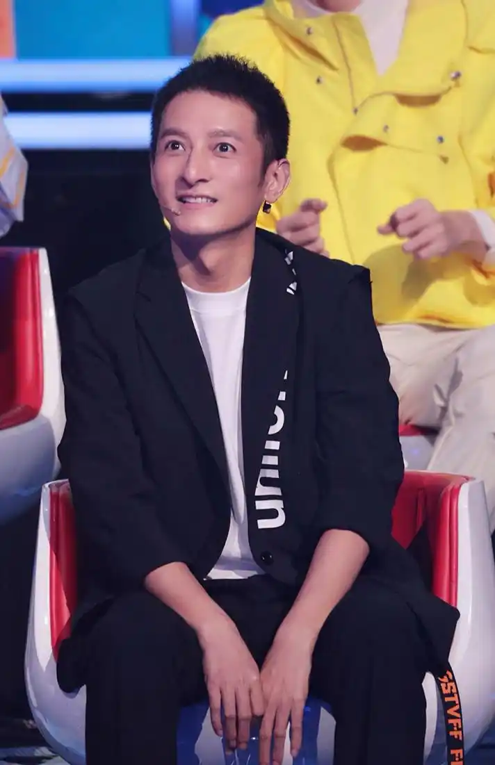 李维嘉曝光新照片:终于长胖了,重回颜值巅峰!