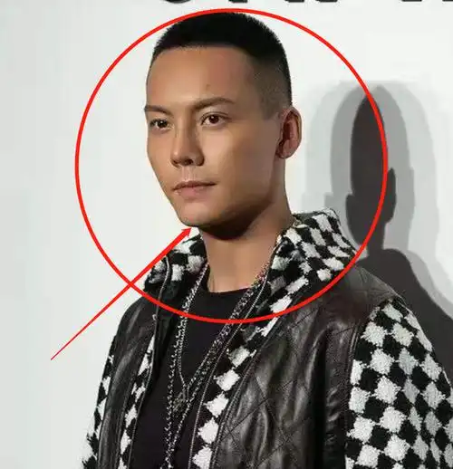 陈伟霆出席活动肤色抢镜,留寸头痞帅十足,生图暴露35岁皮肤状态