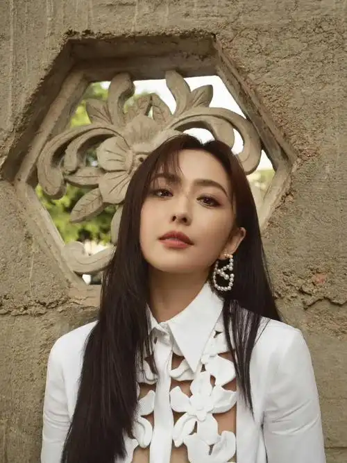 佟丽娅40岁美到认不出皮肤白皙腰部纤细胸前镂空一块太性感