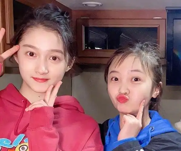 林妙可探班关晓彤,并晒出两人亲密合照,但有谁注意她们的身高差