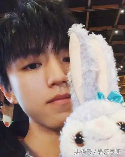 王俊凯晒素颜自拍照,脸色有些发暗,粉丝看后很心疼