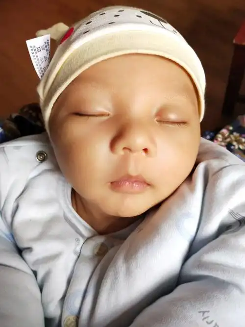 娃脸上的皮肤总算光滑了