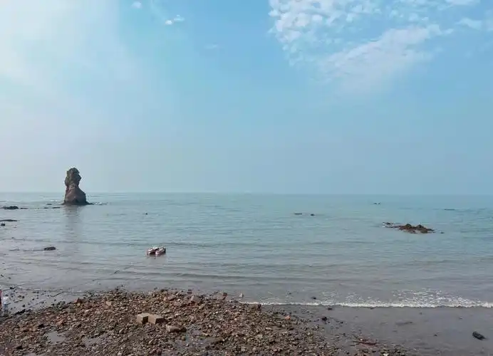 石老人海水浴场是一个令人难以忘怀的地方,尤其是对于喜欢海滩和海洋