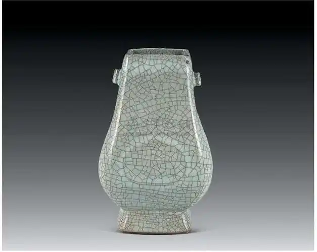 哥窑"名列宋代五大名窑,在陶瓷史上有举足轻重的地位.