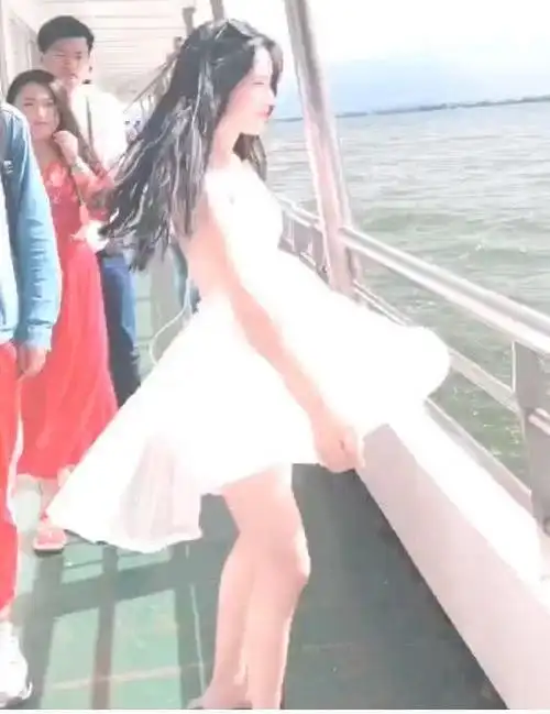 小姐姐短裙在轮船上跳舞裙子飞起来了成了亮点