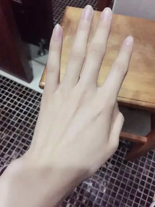 女朋友的手白白嫩嫩的,想要天天摸哈哈哈