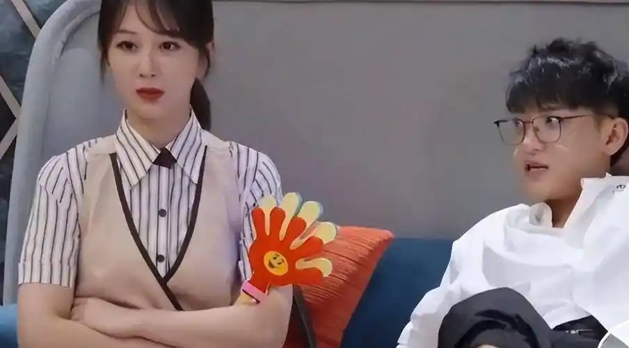 杨紫黄子韬模仿情侣没聊几句就提分手黄子韬没法跟你相处