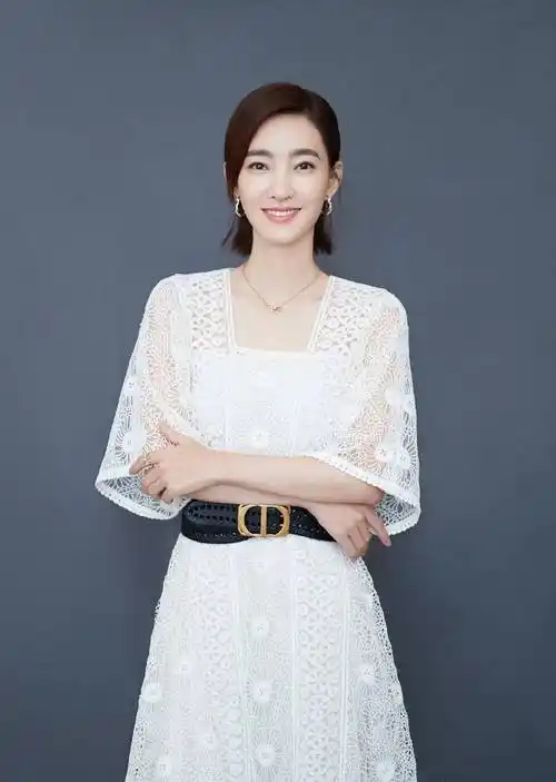 35岁王丽坤穿薄纱连衣裙,衬出"奶白"水美肌肤,不愧是素颜女神_时尚